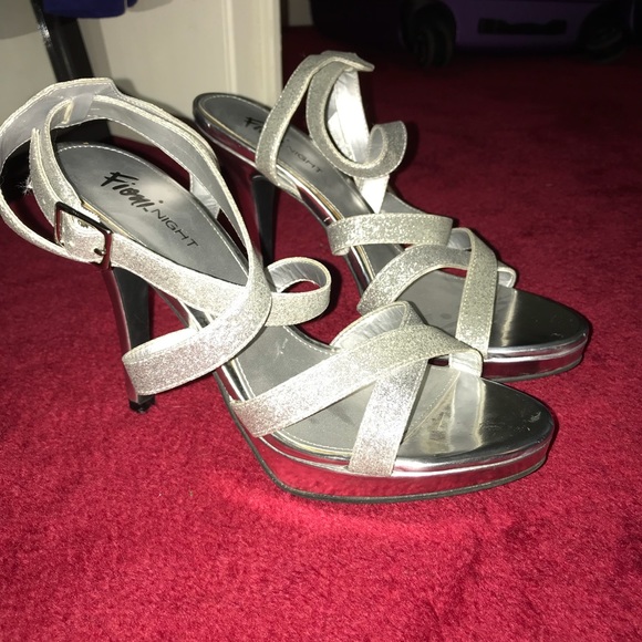 Silver Heels - Picture 2 of 2